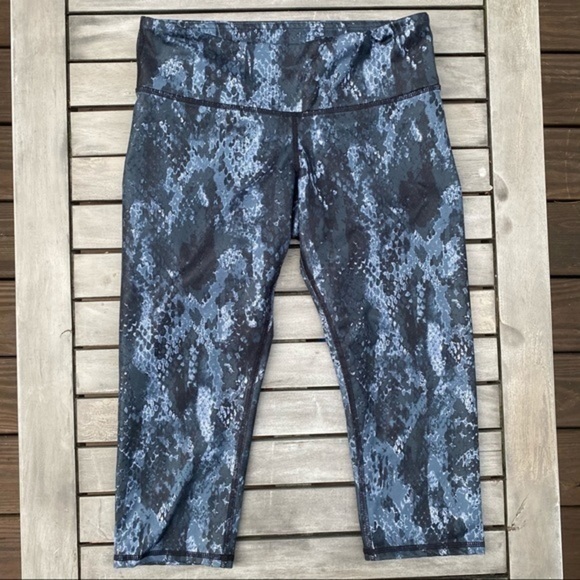 Alo Airbrush Capri Leggings - Picture 3 of 9